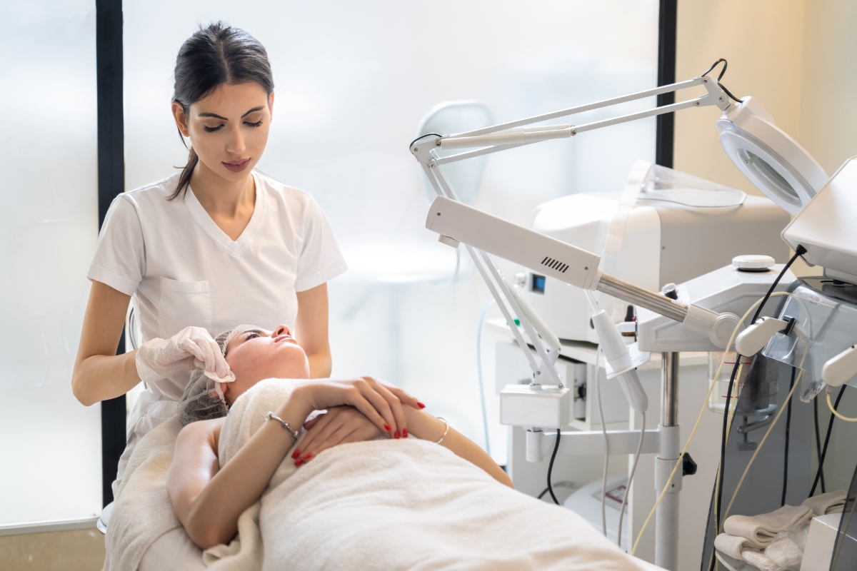 HydraFacial Treatment in New Town, Kolkata at Skin Glaze for glowing, hydrated, and healthy skin with advanced facial skincare and skin rejuvenation.